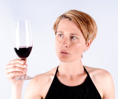 kadın kırmızı şarap ile