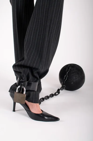 Nohy s míčem věznice — Stock fotografie