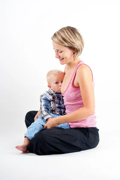 Stillende Frau und Kind — Stockfoto