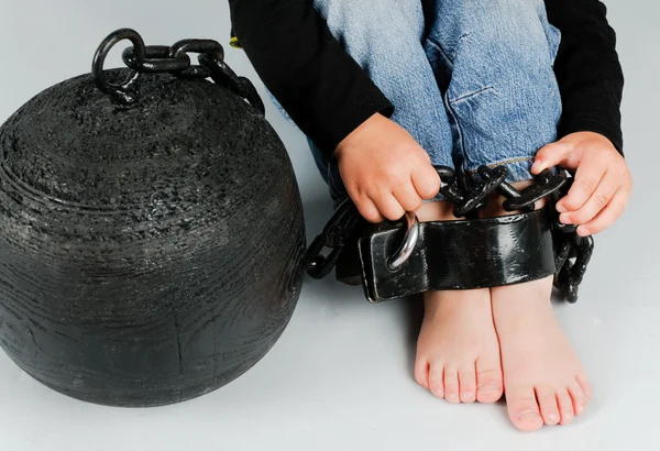 Babyfuß mit Gefängnisball — Stockfoto