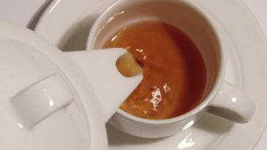 sıcak çay dökülen