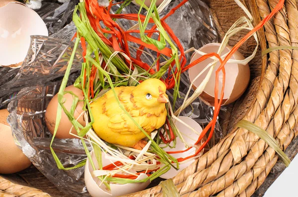 Pollo en una canasta — Foto de Stock