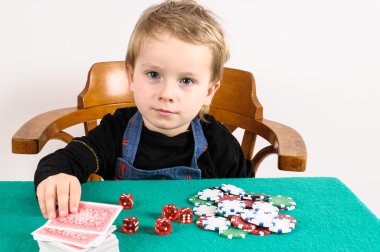 poker oynayan çocuk