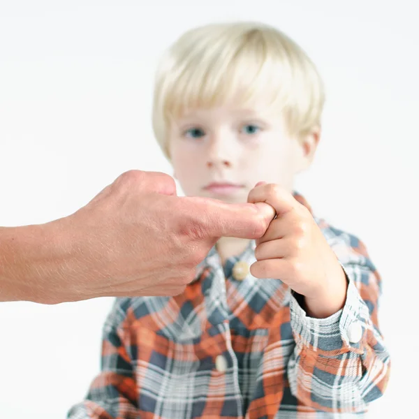 Un niño sosteniendo el dedo del padre — Foto de Stock