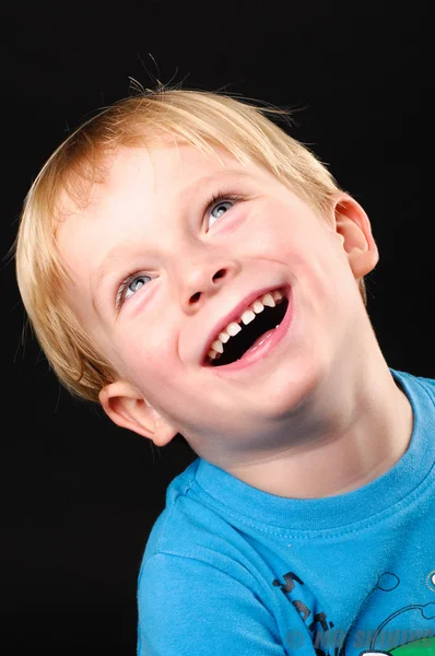 Retrato de un niño sonriente — Foto de Stock