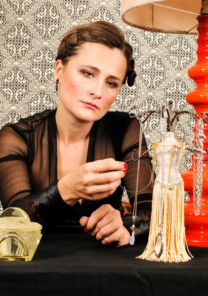 Woman chooses jewelery — Stock Photo, Image