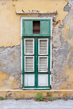 Yeşil kapı yıpranmış