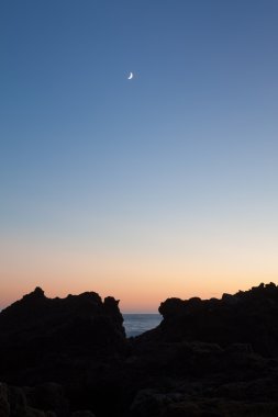 kayalık sahil boyunca batışı