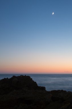 kayalık sahil boyunca batışı