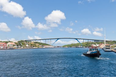 Santa ana defne limanda bekleyen pilot tekne