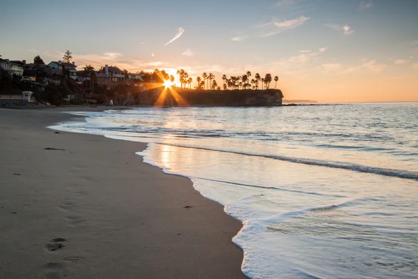 Crescent Bay Sunrise con Sunburst — Foto de Stock