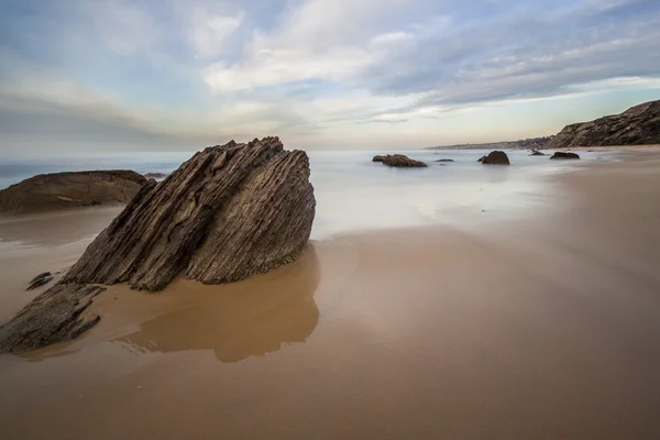 Βράχια στην παραλία του όρμου κρύσταλλο — Φωτογραφία Αρχείου