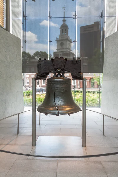 Liberty bell med oberoende hall bakgrund — Stockfoto