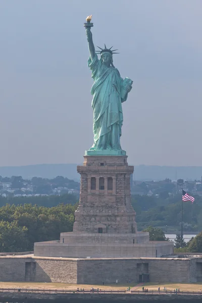 Estátua da liberdade com bandeira americana — Fotografia de Stock