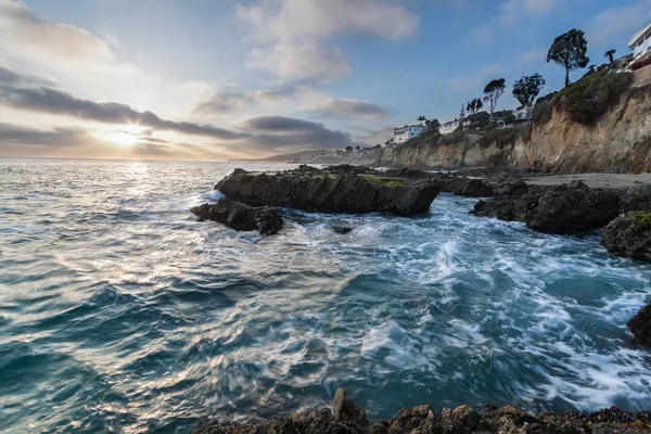 Coucher de soleil sur la côte sud rocheuse californienne — Photo