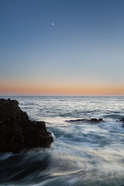 Moonset over rocky ocean — Stock Photo, Image