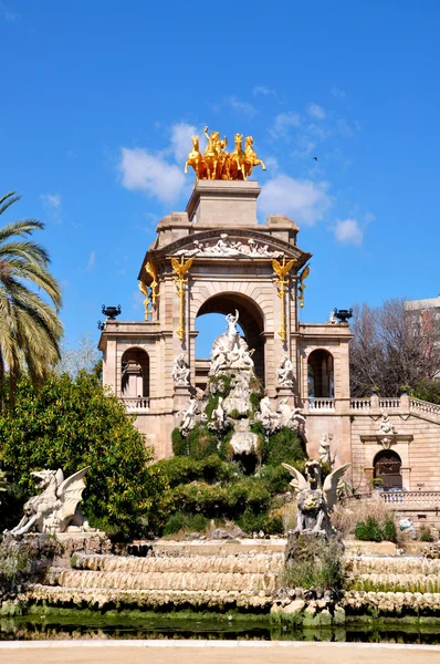 Барселона "Сіудадела" парк озеро фонтан з Золотий Квадрига A — стокове фото