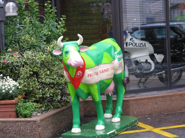 Mucca verde. Giocattolo vicino al negozio . — Foto Stock