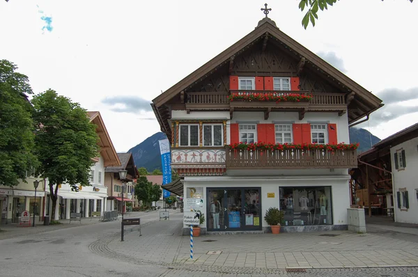 Casa e strada bavarese — Foto Stock