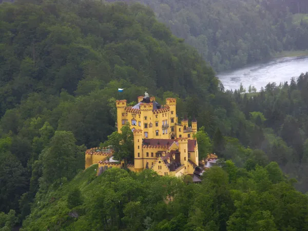 Schloss in den bayerischen Alpen. Deutschland. lizenzfreie Stockfotos