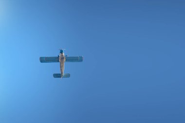 Mavi gökyüzünde bir uçak. Alt manzara. Boşluğu kopyala.