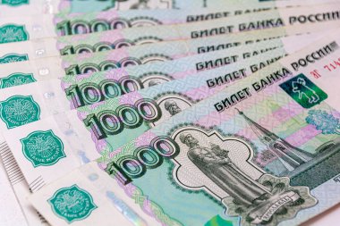 Binlerce banknotun güzel arka planı. Soyut geçmiş, finans, bütçe, ulusal para birimi ve Rus rublesi.