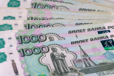 Binlerce banknotun güzel arka planı. Soyut geçmiş, finans, bütçe, ulusal para birimi ve Rus rublesi.