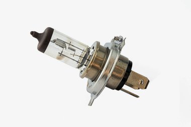 Gri bir arka planda H4 külü olan yeni bir halojen ışığı. Harici araba aydınlatma sistemleri için yeni otomobil parçaları