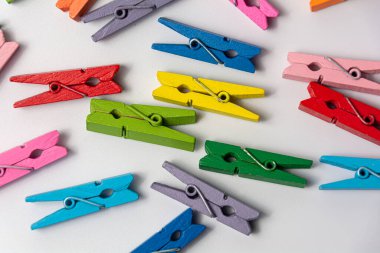 Beyaz arka planda mavi mandalina ve taze mandalina. Tabakta küflü mandalina. Yeşil küflü limon. kouflenmis limonu