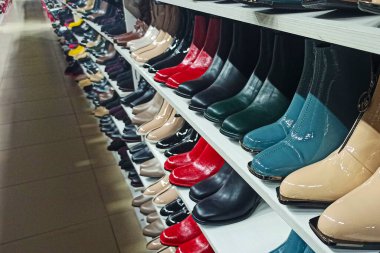 Yumuşak odak, grunge Mağazalardaki kadın botlarının çeşitliliği