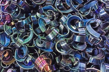 Bir değirmen makinesinde ya da CNC makinesinde çalıştıktan sonra, yumuşak odak, grunge bir sürü metal talaşı yakın çekim. Doku metal talaşları makro