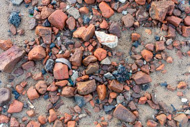 Yumuşak odak, grunge nehir kıyısındaki kırık kırmızı tuğla arka plan olarak kullanılabilir..