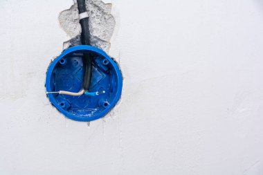 Elektrik kablolarıyla tamamlanmamış elektrik prizi. Tamir konsepti. Boşluğu kopyala.