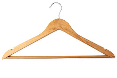Beyaz arka planda izole edilmiş giysiler için ahşap askı