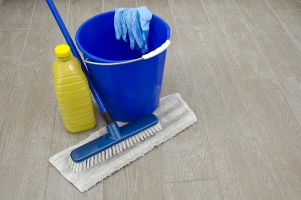 A bucket with brush, cleanup and gloves — Stock Photo, Image