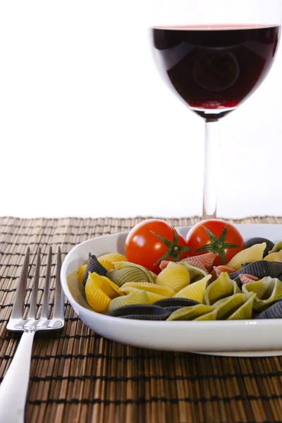 Italienska multicolor pasta med glas vin — Stockfoto