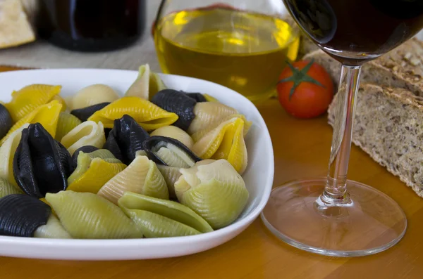 Macarrão multicolorido italiano em mesa de madeira — Fotografia de Stock