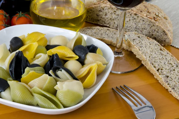 Pâtes Italiennes Multicolores en Table en Bois — Photo