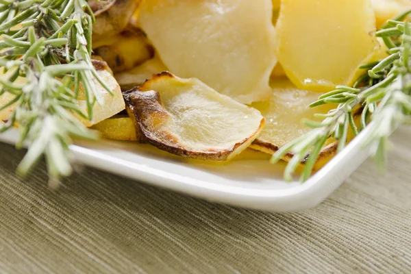 Pommes de terre rôties avec des herbes dans le plat. Concentration sélective — Photo