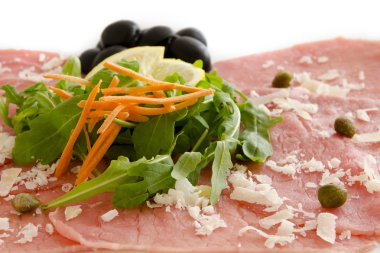 Beyaz et carpaccio parmesan peyniri ile