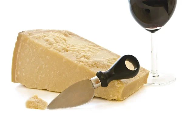 Parmesan peyniri ve kırmızı şarap — Stok fotoğraf