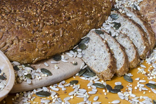 Frisches, großes rundes Vollkornbrot - Sonnenblumenkerne und Getreide — Stockfoto