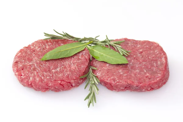 Ruwe hamburgers geïsoleerd op witte achtergrond — Stockfoto