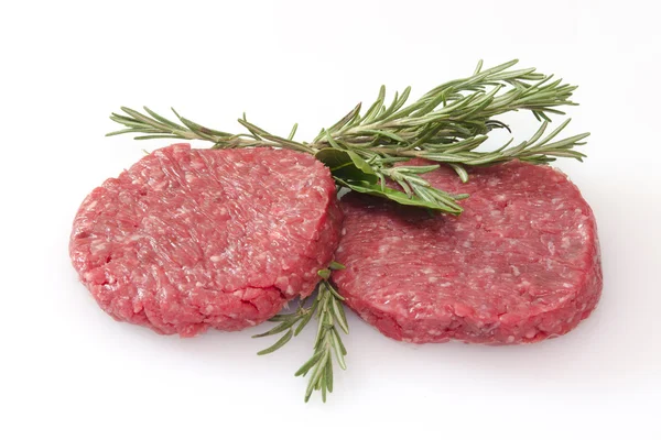 Rohe Hamburger isoliert auf weißem Hintergrund — Stockfoto