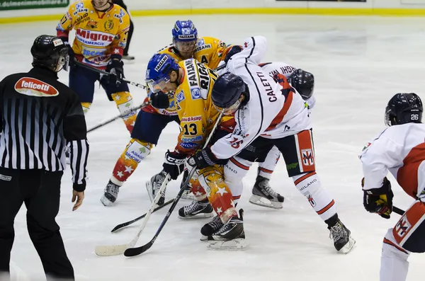 MILÃO, ITÁLIA - NOVEMBRO 15: L. Rigoni (13 HC Asiago) fechado E . — Fotografia de Stock