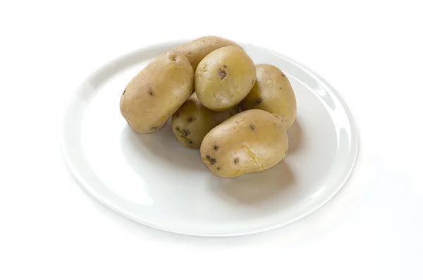 Patatas cocidas en un plato en fondo blanco — Foto de Stock