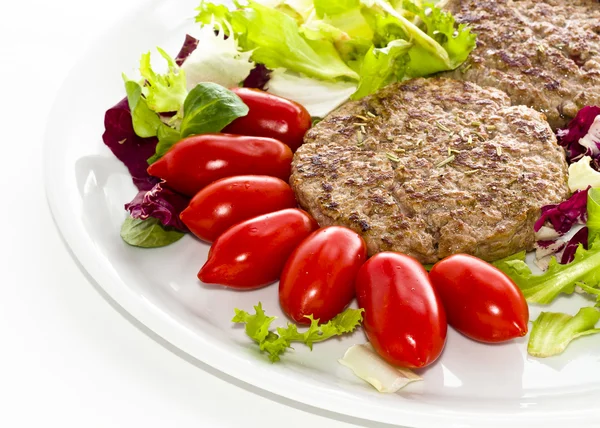 Italienische Hamburger auf einem Teller mit frischem Gemüse — Stockfoto