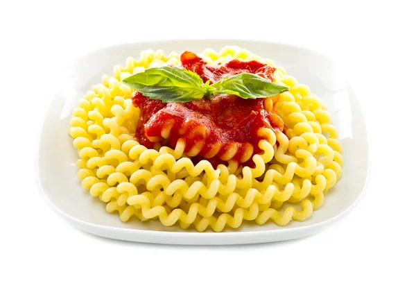 Итальянская паста с базиликом и томатной сальсой — стоковое фото