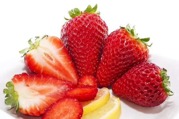 Fresas y Limón en plato blanco — Foto de Stock