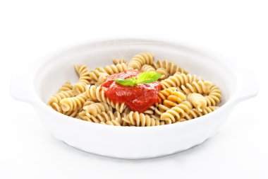 fesleğen ve domates soslu makarna